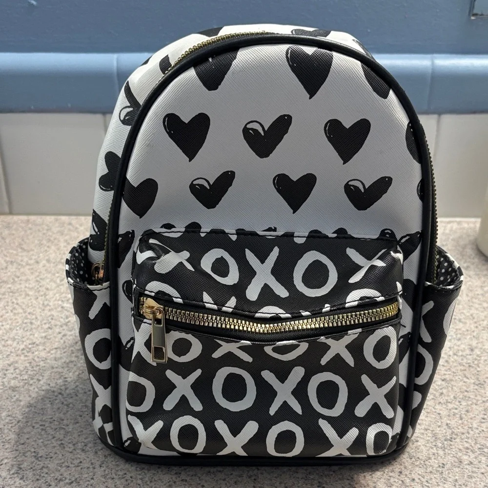 Chic XO Heart Pattern Backpack